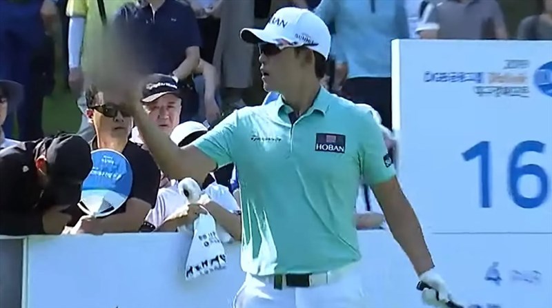 Golfer Hàn Quốc quỳ xin lỗi vì ngón tay thối