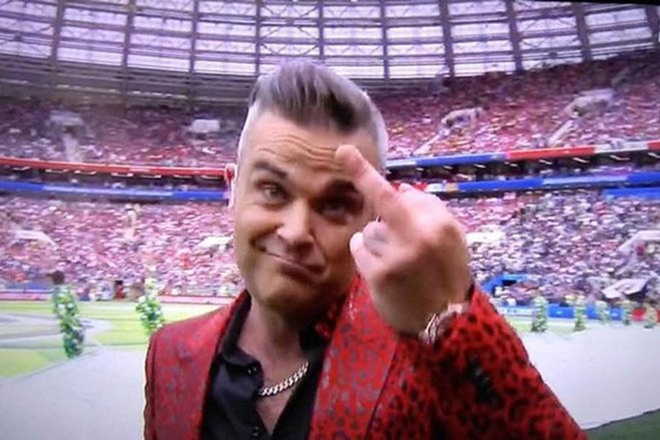 Robbie Williams đưa ngón tay thối ngay tại World Cup