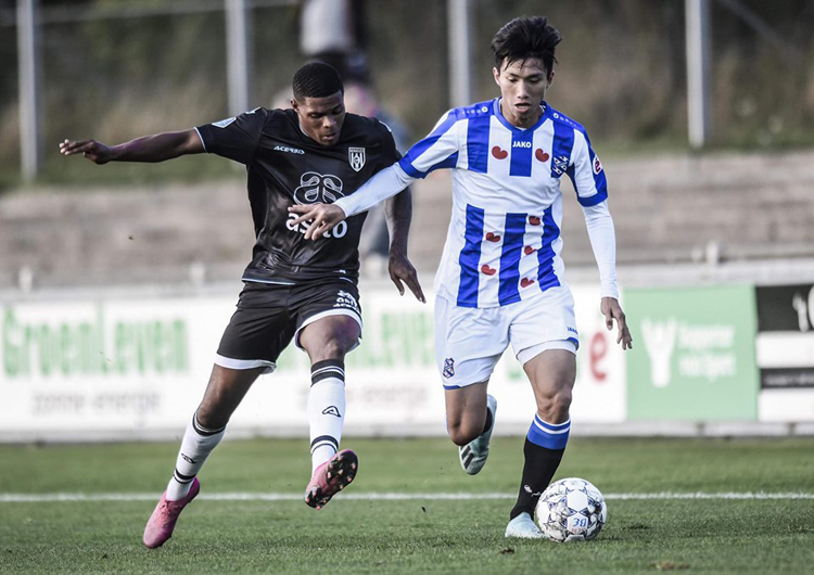 Ảnh cầu thủ Văn Hậu trong màu áo CLB SC Heerenveen