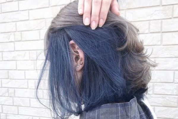 Tóc nhuộm sau gáy màu xanh tím