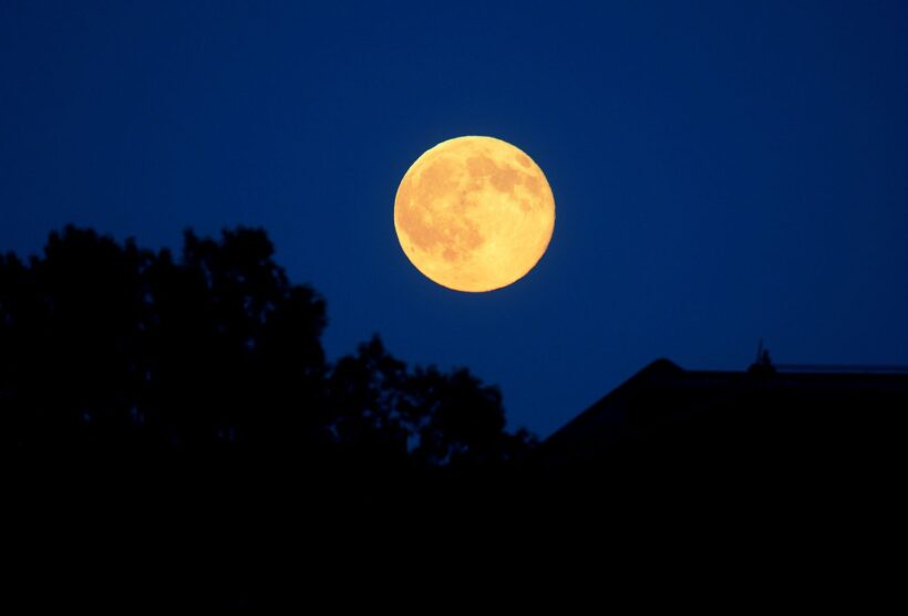 Rötlicher Mond leuchtet