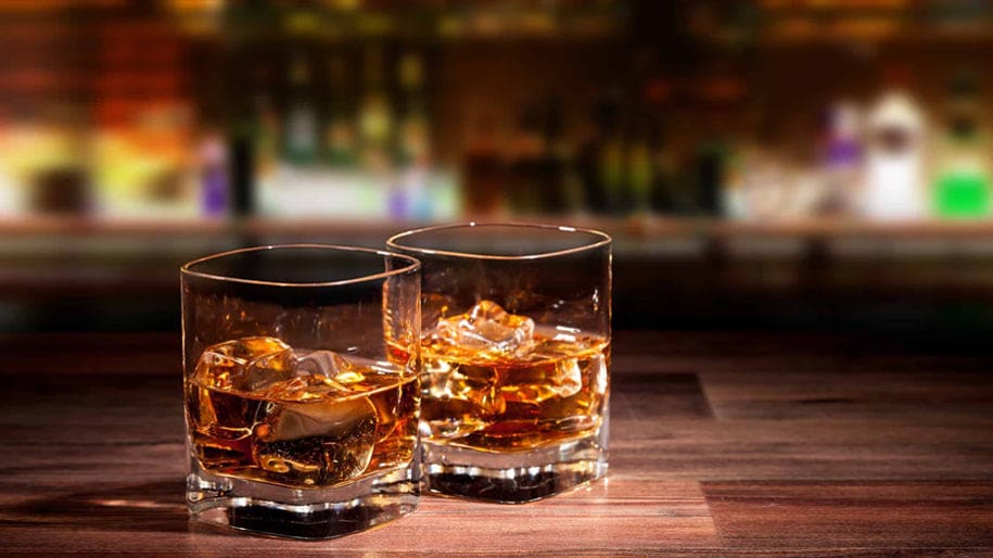 Góc hỏi: Ly uống rượu whisky có ảnh hưởng gì đến rượu whisky không?