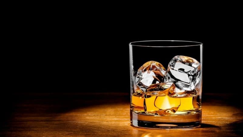 Uống Rượu Whisky: Tại Sao Phải Thêm Đá Vào Rượu Whisky? - VietGourmet