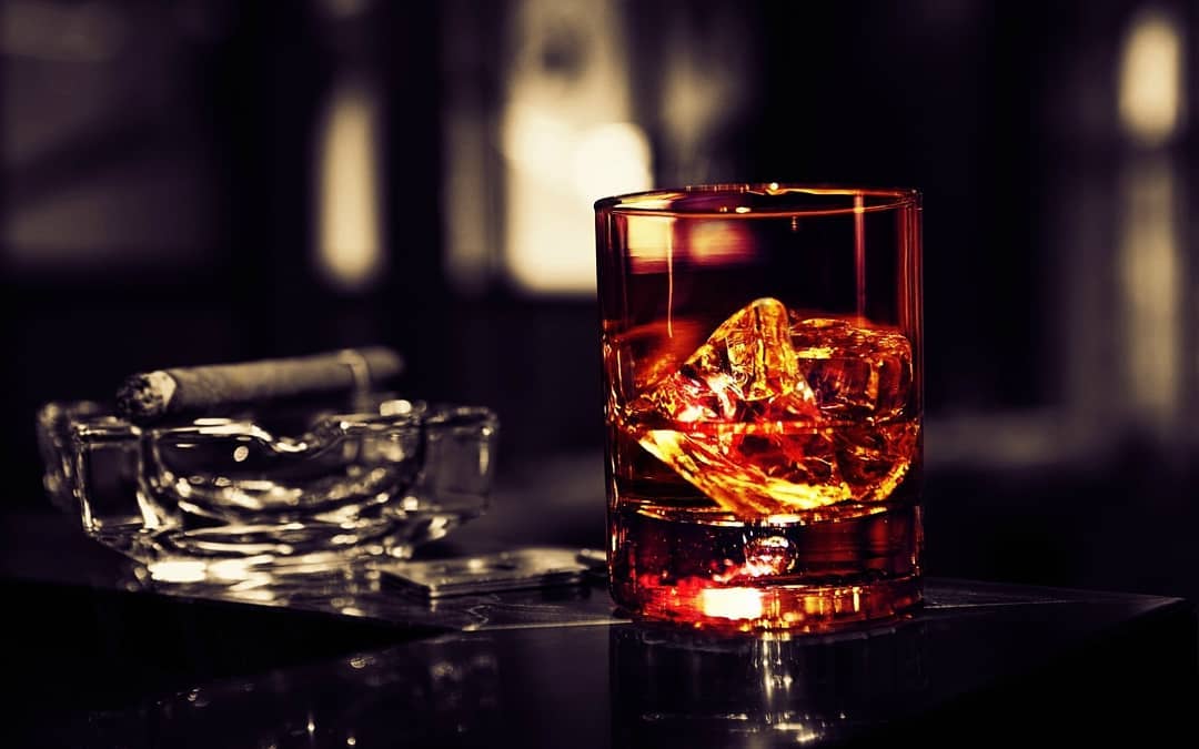 3 sai lầm thường thấy trong cách uống rượu Whisky | ELLE Man Việt Nam