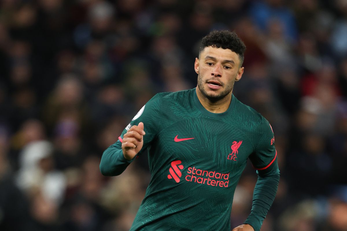 Oxlade-Chamberlain thảo luận về vai trò không quen thuộc của anh ấy trong trận đấu với Aston Villa - The Liverpool Offside