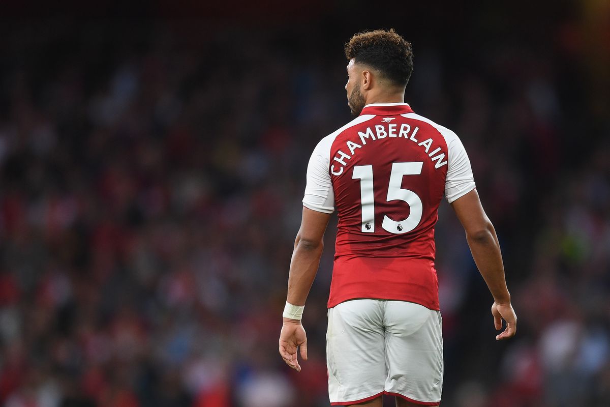 Việc Arsenal bán Alex Oxlade-Chamberlain cho Chelsea chứng minh rằng ngay cả các cầu thủ cũng đang mất niềm tin vào Arsène Wenger - The Ringer