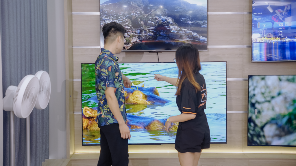 Nhân viên cửa hàng TV Xiaomi chuyên nghiệp và thân thiện