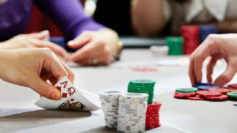 Steal Poker Là Gì? Nghệ Thuật Thắng Mà Không Cần Bài Mạnh